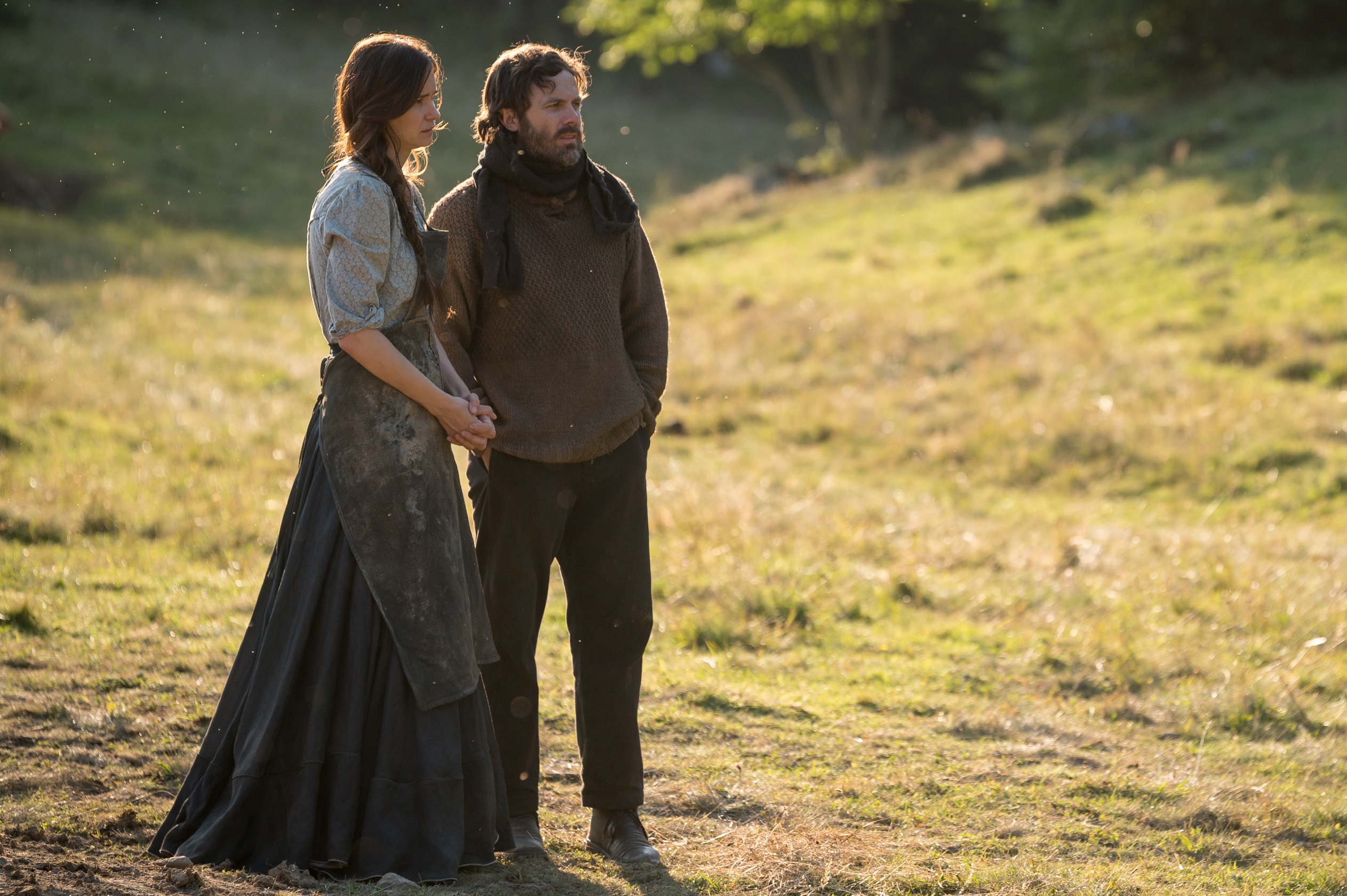 Katherine Waterston (L) stars as Abigail and Casey Affleck (R) stars as Dyer in Mona Fastvold’s The World to Come, a Bleecker Street release. Image by Vlad Cioplea.