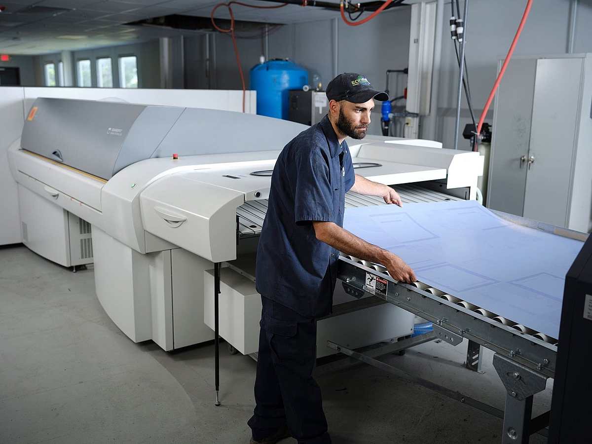 KODAK MAGNUS platesetter person working