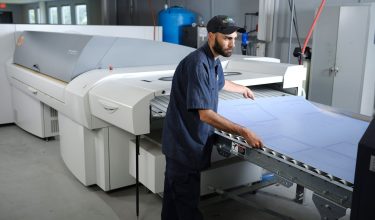 KODAK MAGNUS platesetter person working