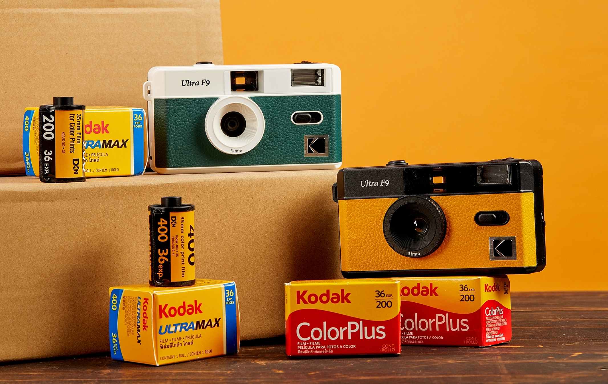 ¿Qué opinan de que ciertas cosas queden obsoletas? KODAK-Film-Camera-ULTRA-F9-Green-and-Yellow-on-box-among-film-packages